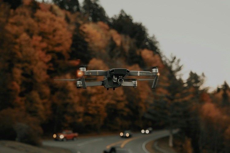 Slika /PU_SiM/AA NOVE Ilustracije/Nadzor prometa_dron.jpg